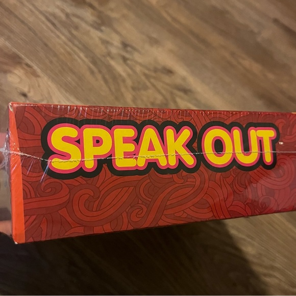Hasbro Speak Out Game Board with 10 Mouthpieces Brand New/Sealed - Picture 2 of 7